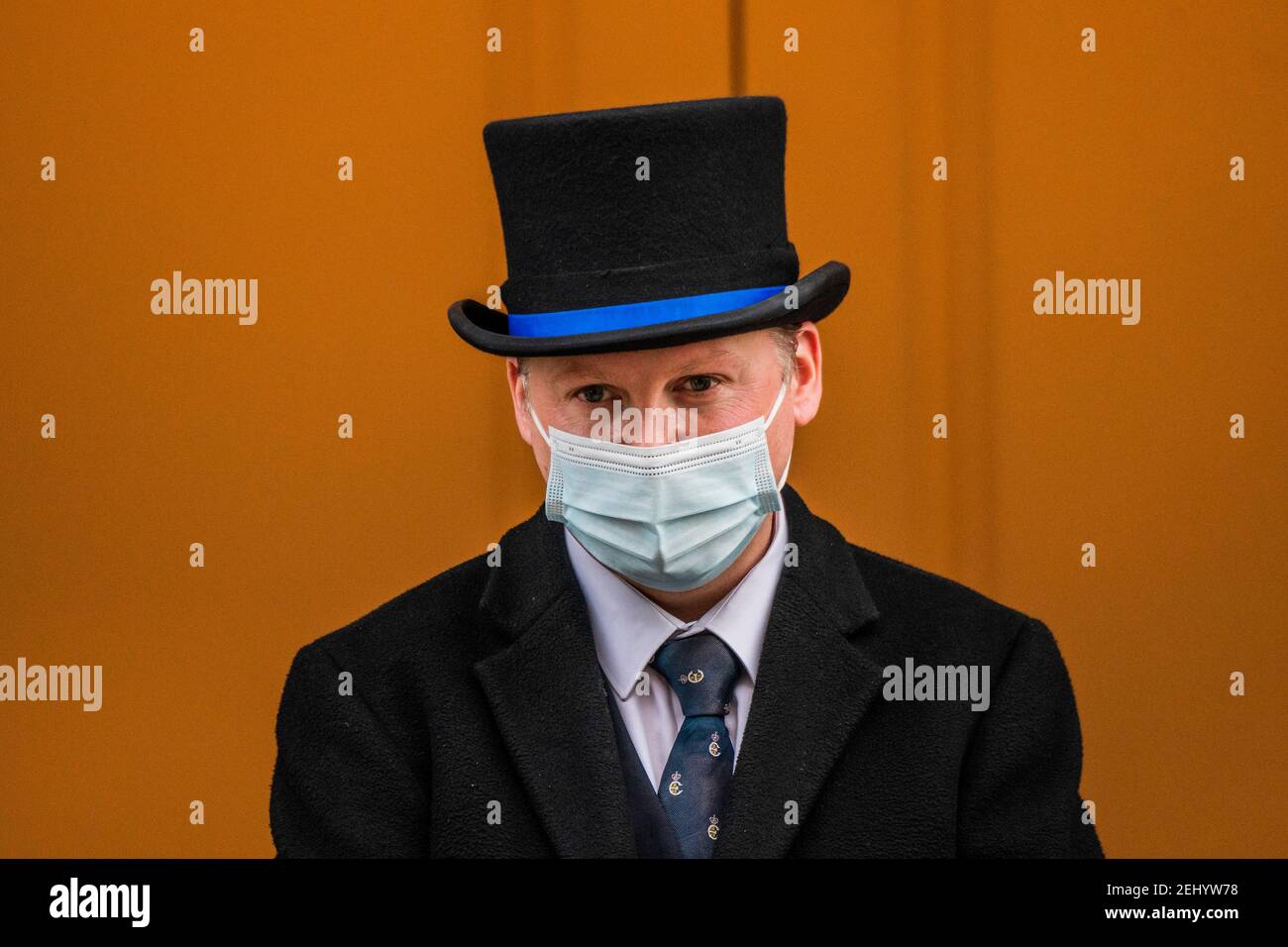 Londres, Royaume-Uni. 20 février 2021. Un portier dans un chapeau protège la porte d'entrée - son Altesse Royale le duc d'Édimbourg (le prince Philip) a été admis à l'hôpital du roi Edward VII à Marylebone London, mardi soir. Il n'a apparemment pas été admis pour des raisons de Covid malgré le verrouillage national 3 qui se poursuivait à l'extérieur. Crédit : Guy Bell/Alay Live News Banque D'Images