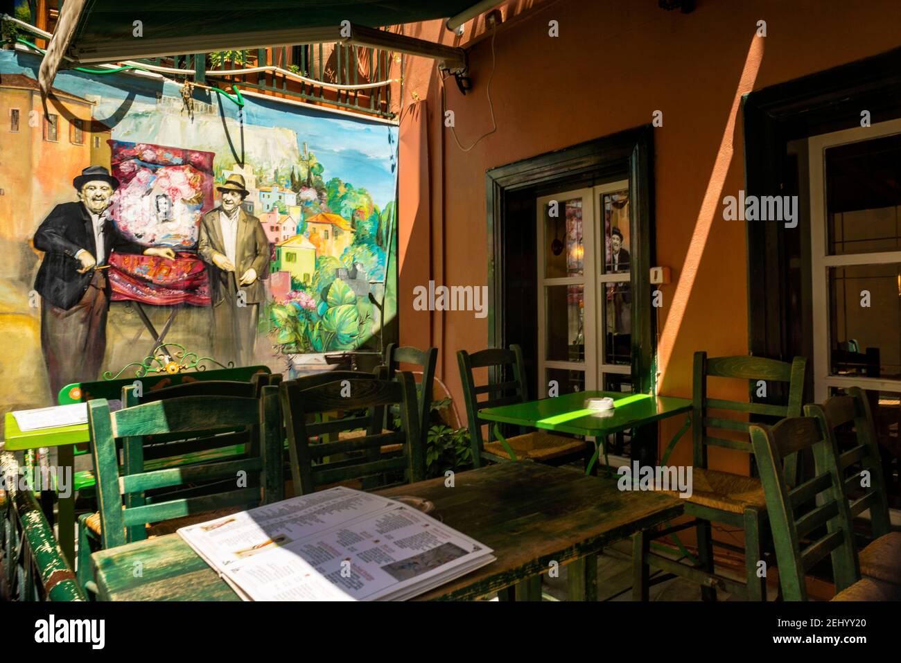 Taverne d'Athènes et murale dans la Grèce ensoleillée. Banque D'Images