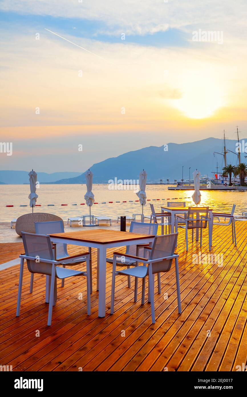 Café en plein air au bord de la mer au coucher du soleil, Tivat, Monténégro Banque D'Images