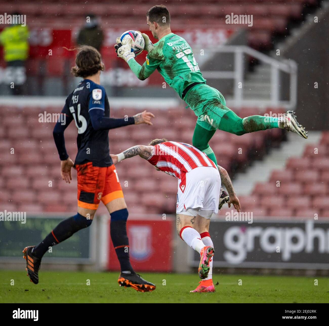 20 février 2021 ; Stade Bet365, Stoke, Staffordshire, Angleterre ; Championnat de football de la Ligue anglaise de football, Stoke City versus Luton Town ; le gardien de but Simon Sluga de Luton Town fait une économie Banque D'Images