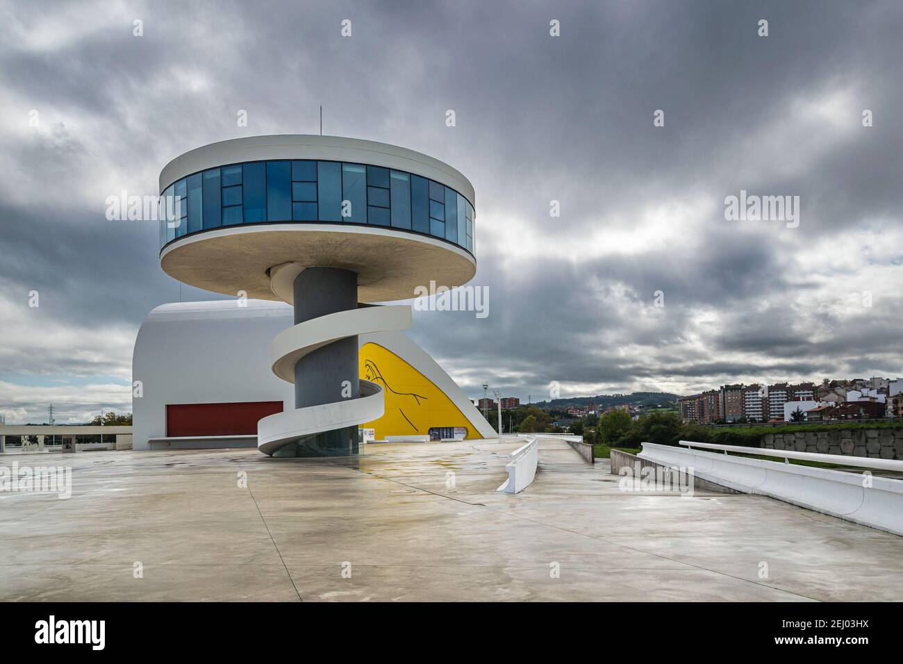 Bâtiments colorés du centre culturel international Oscar Niemeyer situé sur l'estuaire d'Avils, Asturies, Espagne. Banque D'Images