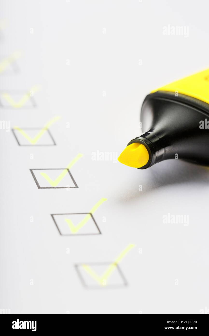 Marqueur jaune avec marqueurs sur la feuille de liste de contrôle. Concept de la tâche terminée de la liste de contrôle. Banque D'Images