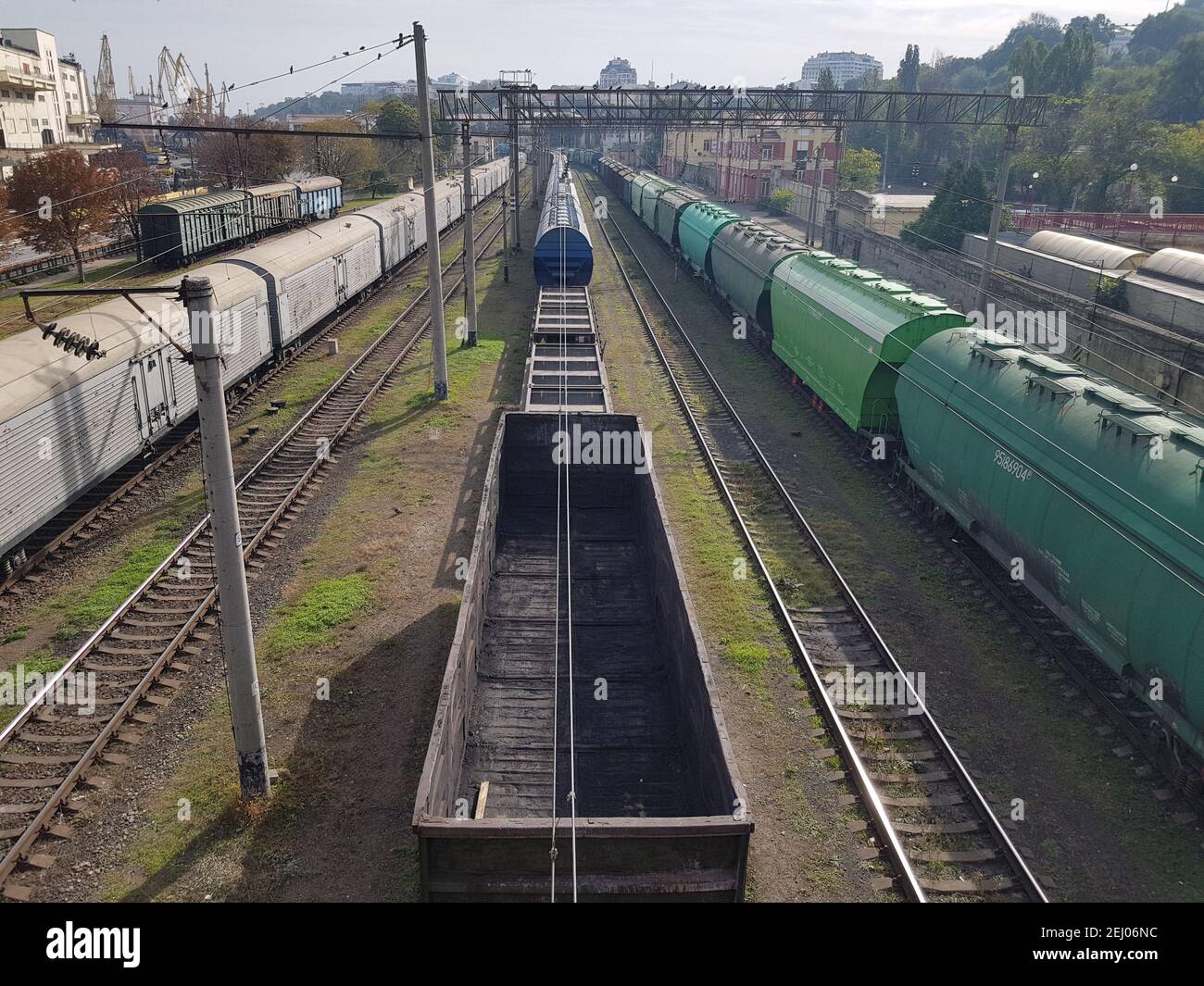 Wagons de marchandises sur les rails dans le port maritime. Transport de marchandises. Transport ferroviaire de transport de la logistique concept. Importation - exportation de marchandises de Сhina. Banque D'Images