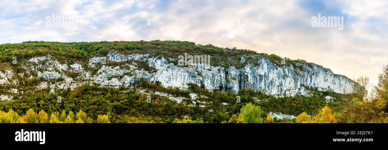 Falaises surplombant le village médiéval de Saint-Antonin-Noble-Val en Occitanie, France Banque D'Images