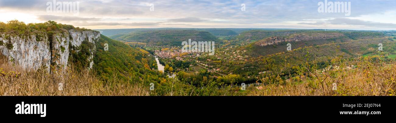 Falaises surplombant le village médiéval de Saint-Antonin-Noble-Val en Occitanie, France Banque D'Images