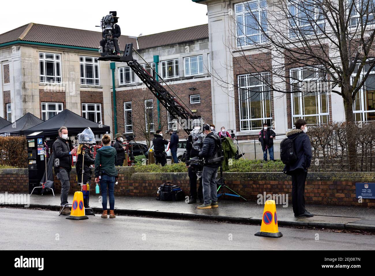 Tournage sur site des répétitions de l'histoire d'Alex Rider, caméraman sur plate-forme de grue, équipage se préparant pour une séance de tournage en extérieur à l'école Brookland pour Amazon Prime Banque D'Images
