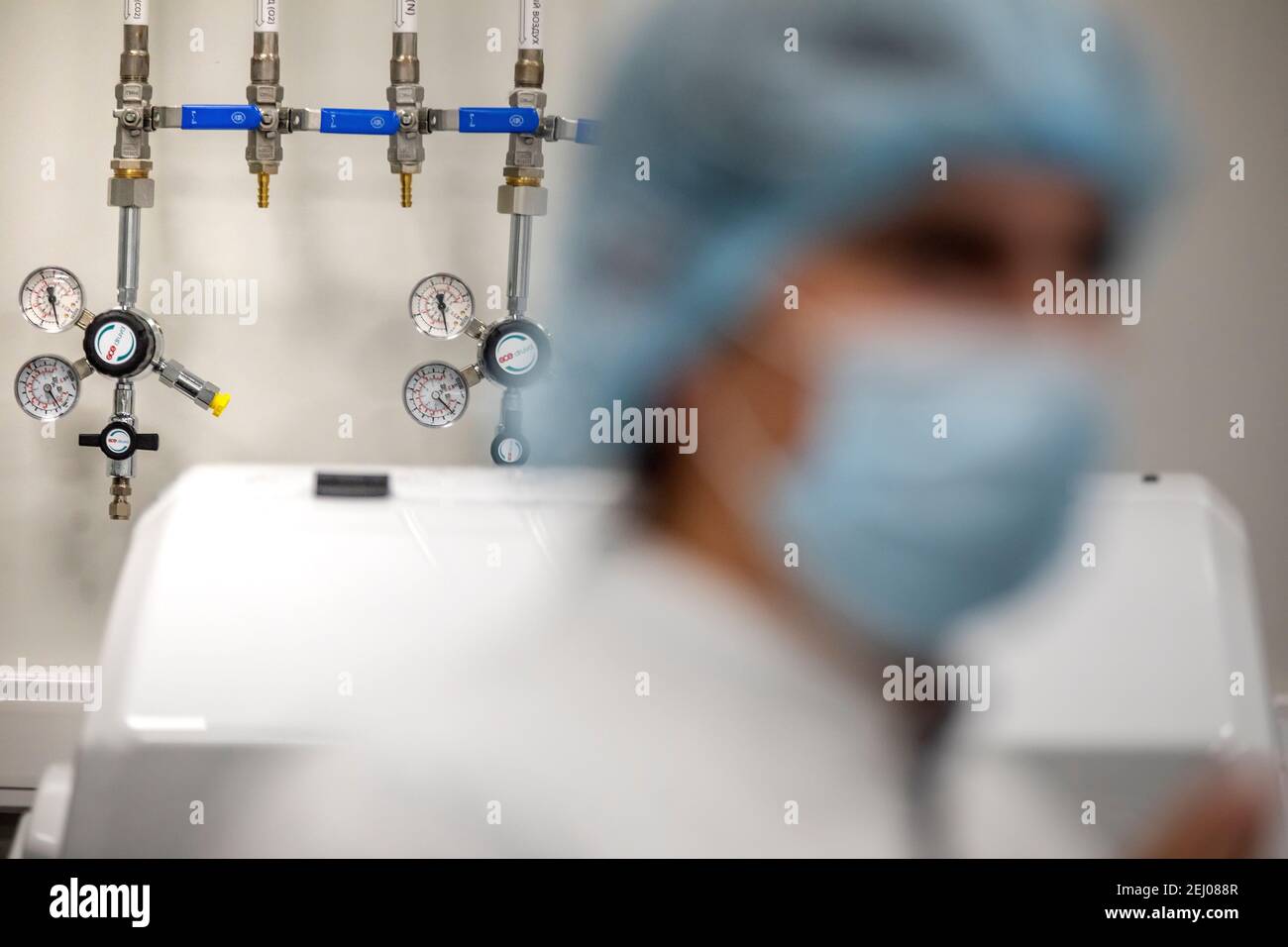 Un scientifique dans le laboratoire du Centre scientifique fédéral Mikhail Сhumakov pour la recherche et le développement de produits immunologiques et biologiques dans la région de Moscou, en Russie Banque D'Images