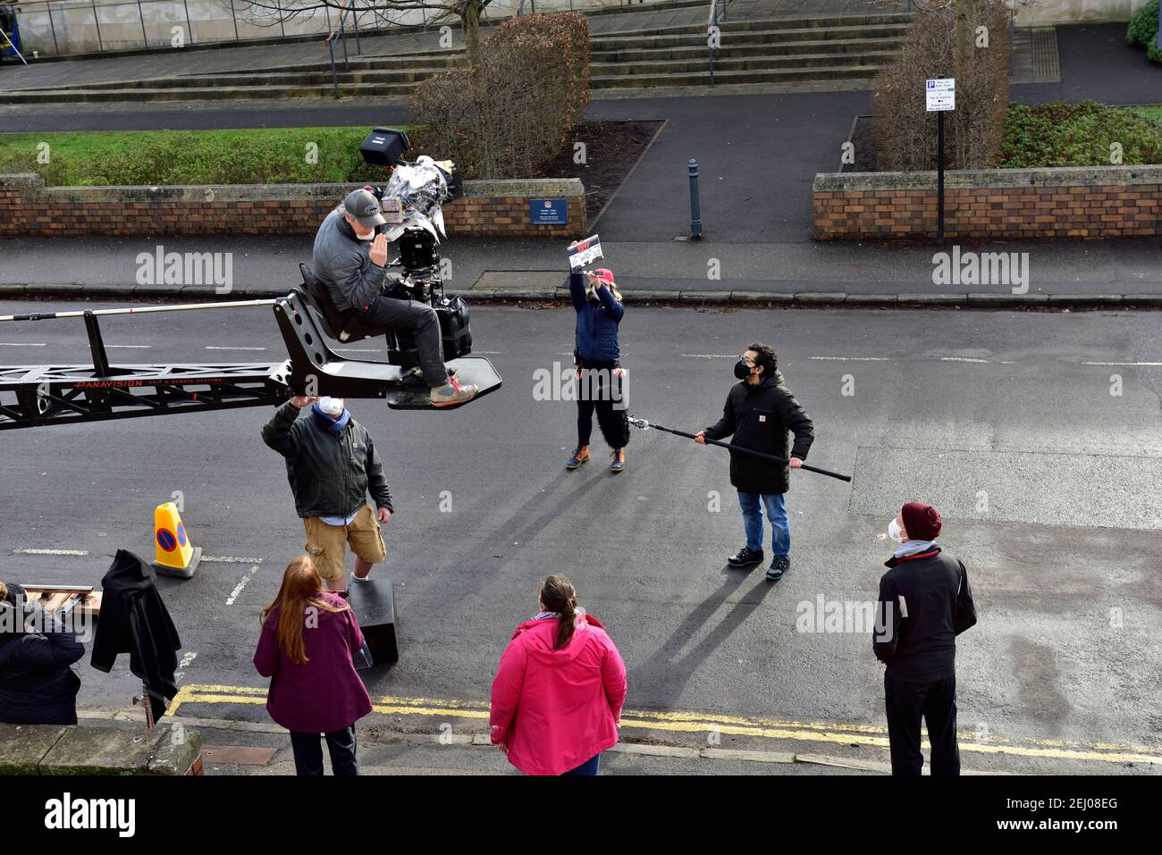 Tournage sur site d'Alex Rider Story, caméraman sur plate-forme de grue, équipage prenant des prises de vue en plein air à l'école secondaire Brookland pour Amazon Prime Banque D'Images