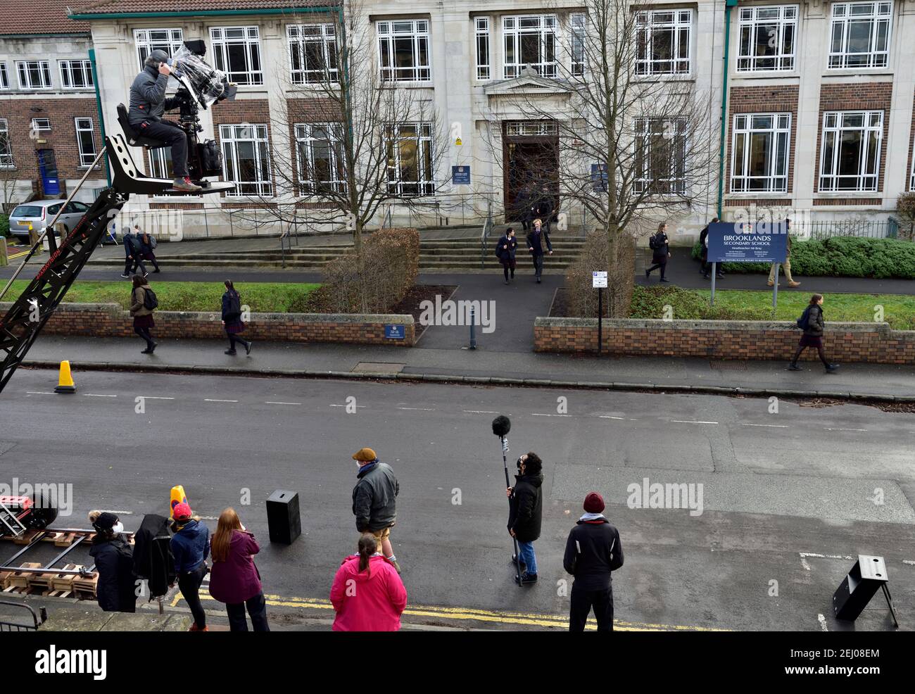 Tournage sur site d'Alex Rider Story, caméraman sur plate-forme de grue, équipage prenant des prises de vue en plein air à l'école secondaire Brookland pour Amazon Prime Banque D'Images