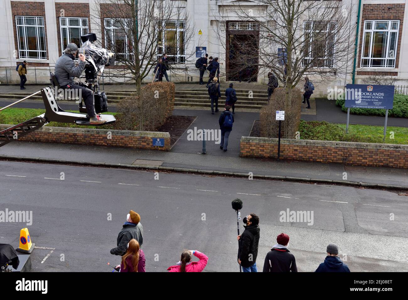 Tournage sur site d'Alex Rider Story, caméraman sur plate-forme de grue, équipage prenant des prises de vue en plein air à l'école secondaire Brookland pour Amazon Prime Banque D'Images