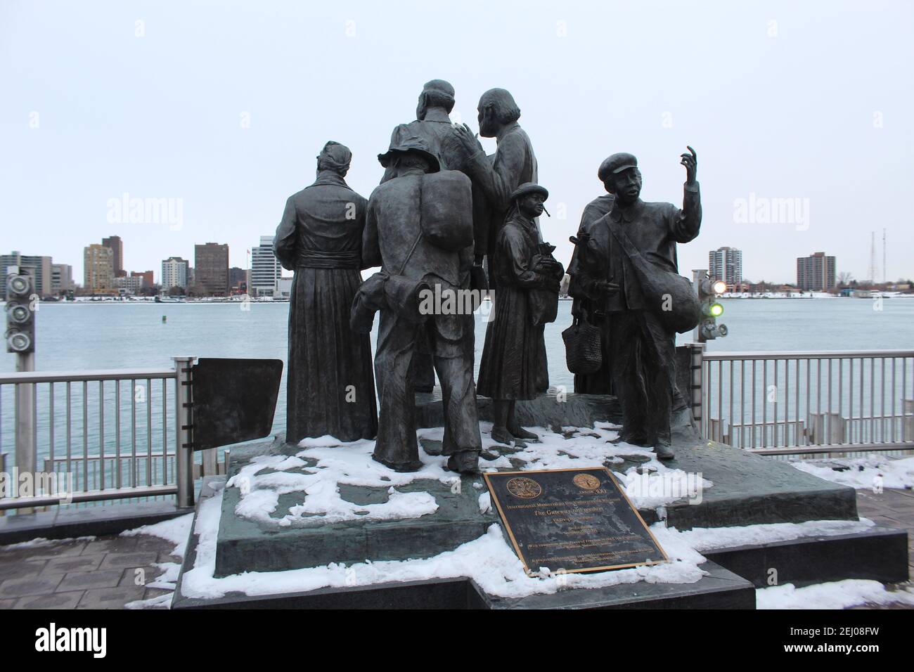 La porte de la liberté en hiver, à Hart Plaza, surplombant la rivière Detroit et Windsor (Ontario), Canada Banque D'Images
