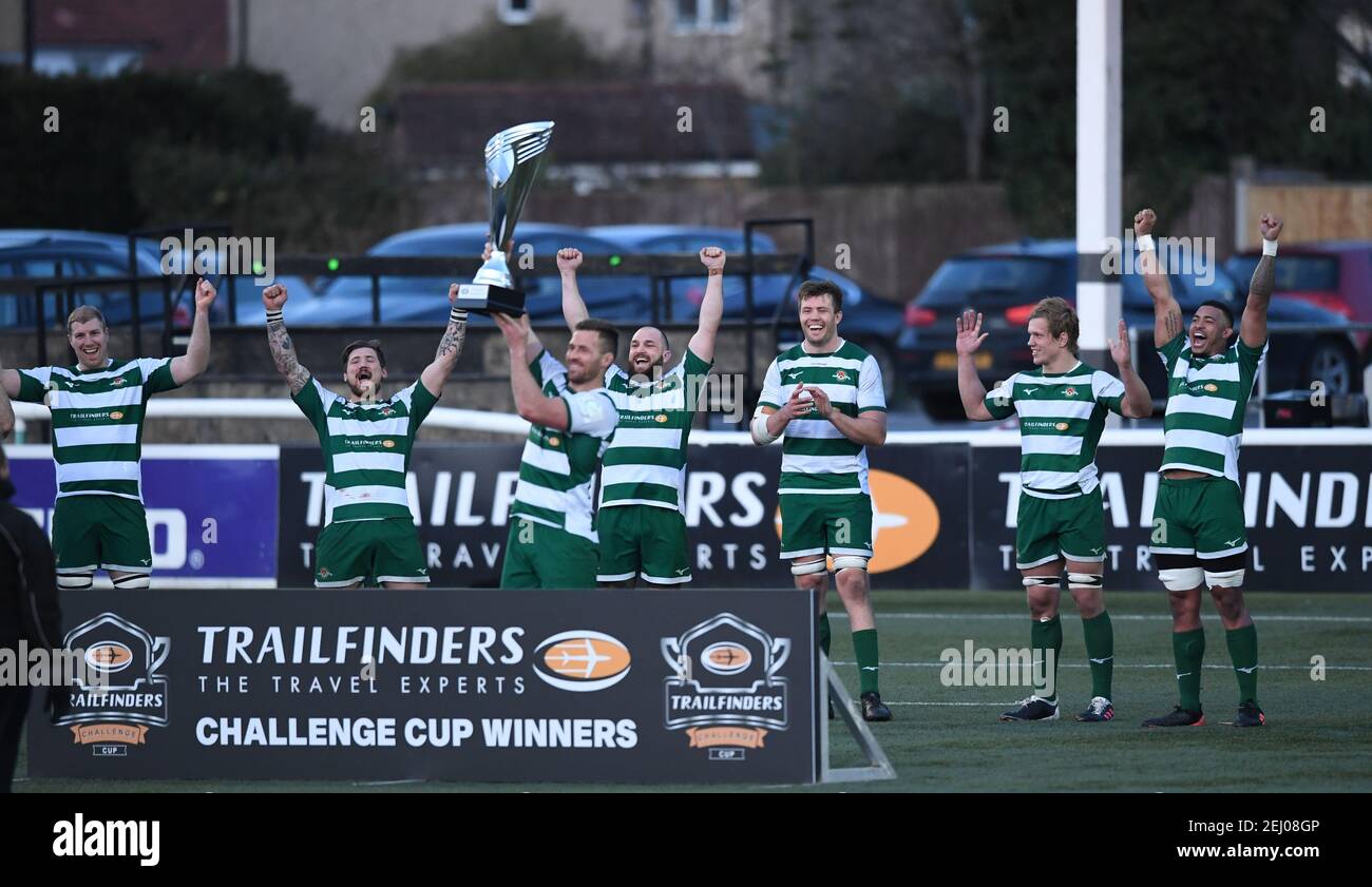 Trailfinders Sports Club, Londres, Royaume-Uni. 20 février 2021. Trailfinders Challenge Cup Rugby, Ealing Trailfinders versus Doncaster Knights; Rayn Smid of Ealing Trailfinders lève la coupe Trailfinders Challenge tandis que son équipe célèbre Credit: Action plus Sports/Alay Live News Banque D'Images