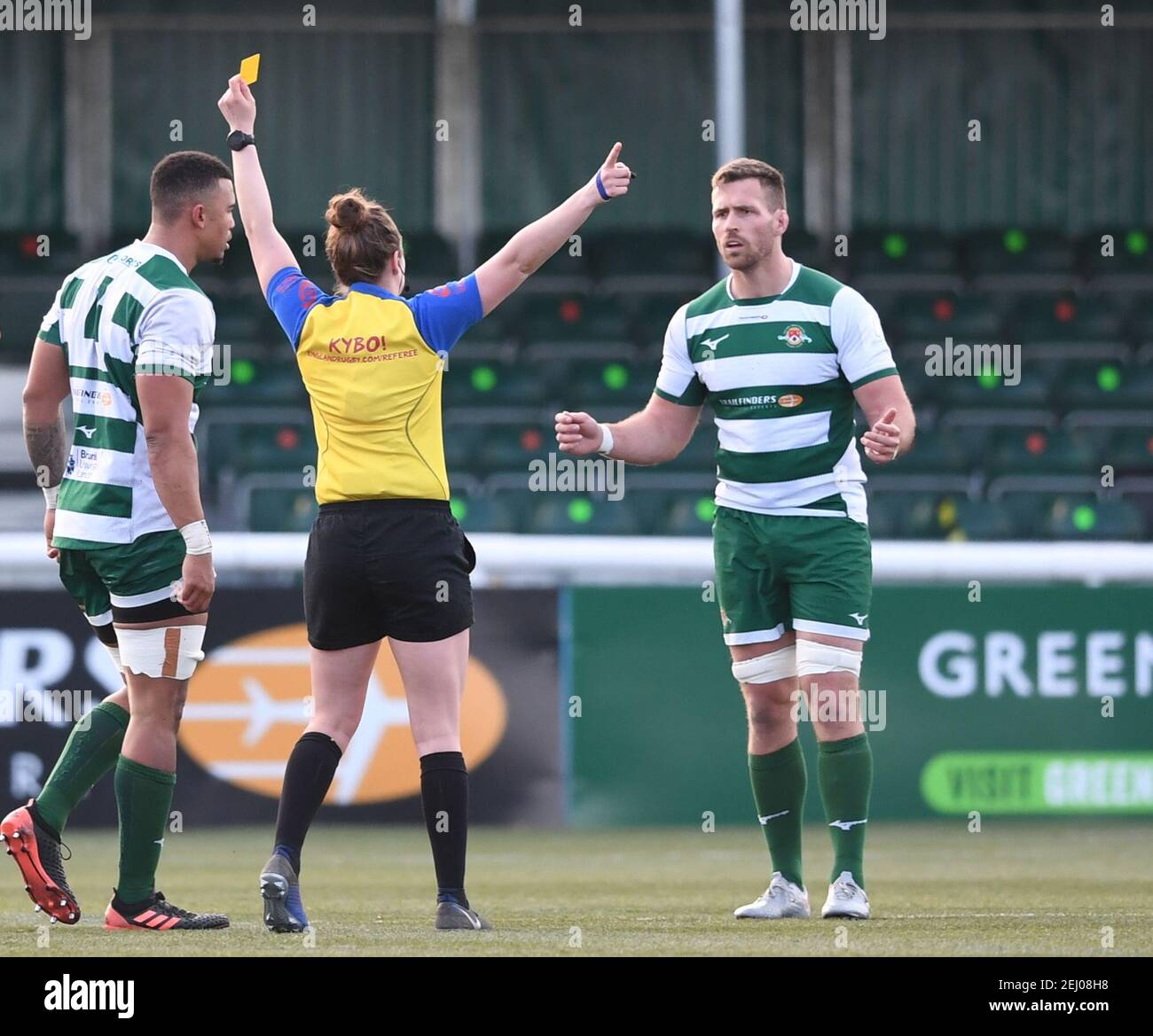 Trailfinders Sports Club, Londres, Royaume-Uni. 20 février 2021. Trailfinders Challenge Cup Rugby, Ealing Trailfinders versus Doncaster Knights; Bobby de Wee of Ealing Trailfinders reçoit une carte jaune malgré les protestations de Rayn Smid of Ealing Trailfinders Credit: Action plus Sports/Alamy Live News Banque D'Images