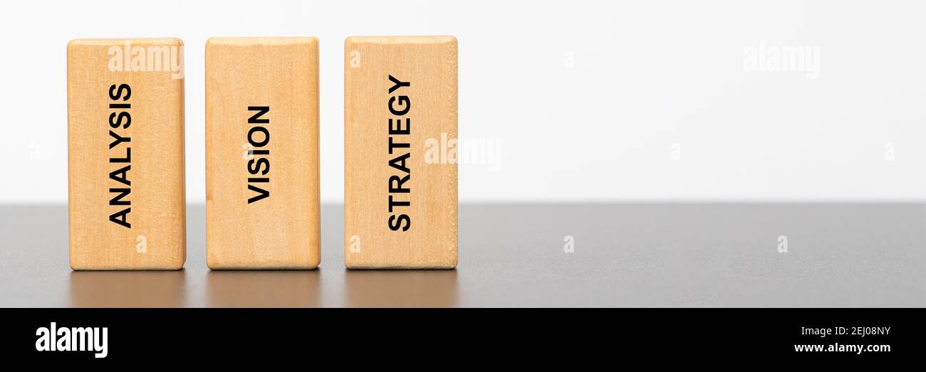analyse, vision et stratégie imprimées sur des piliers en bois Banque D'Images