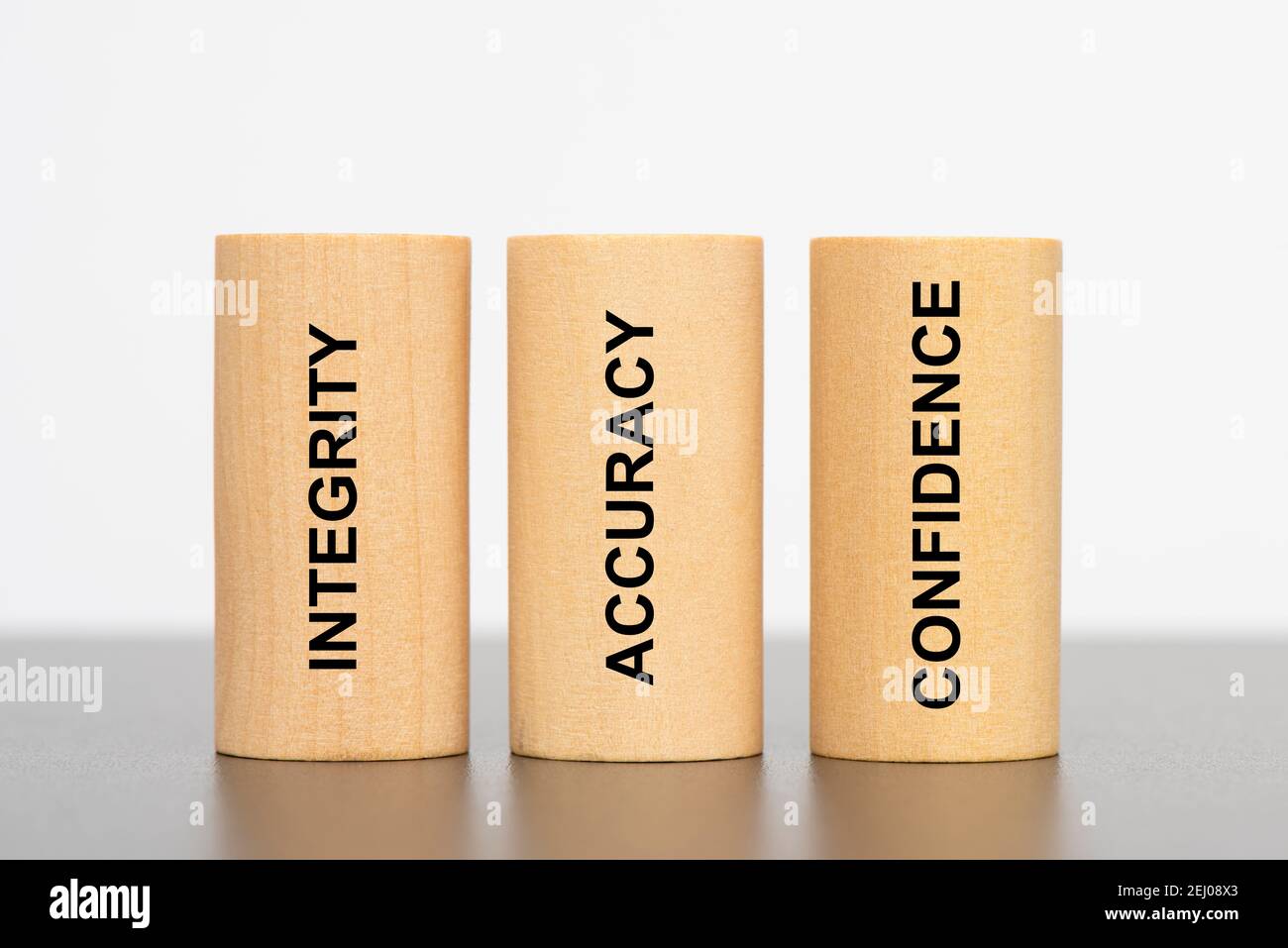 intégrité, précision et confiance imprimées sur trois piliers Banque D'Images