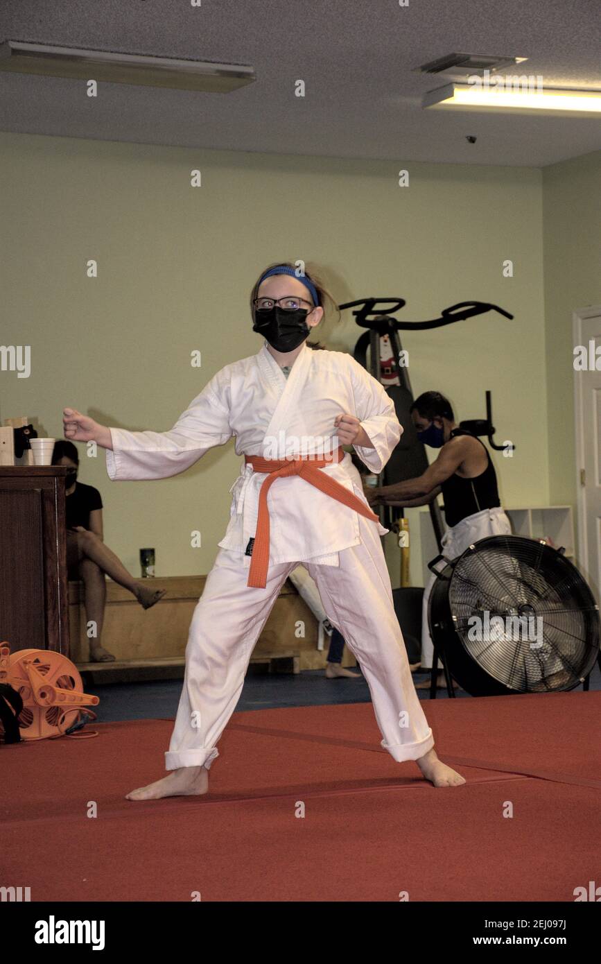 Cette action photo est de ma fille dans sa classe de karaté. Le karaté est un art martial qui met l'accent sur l'auto-discipline et d'aptitude. Banque D'Images