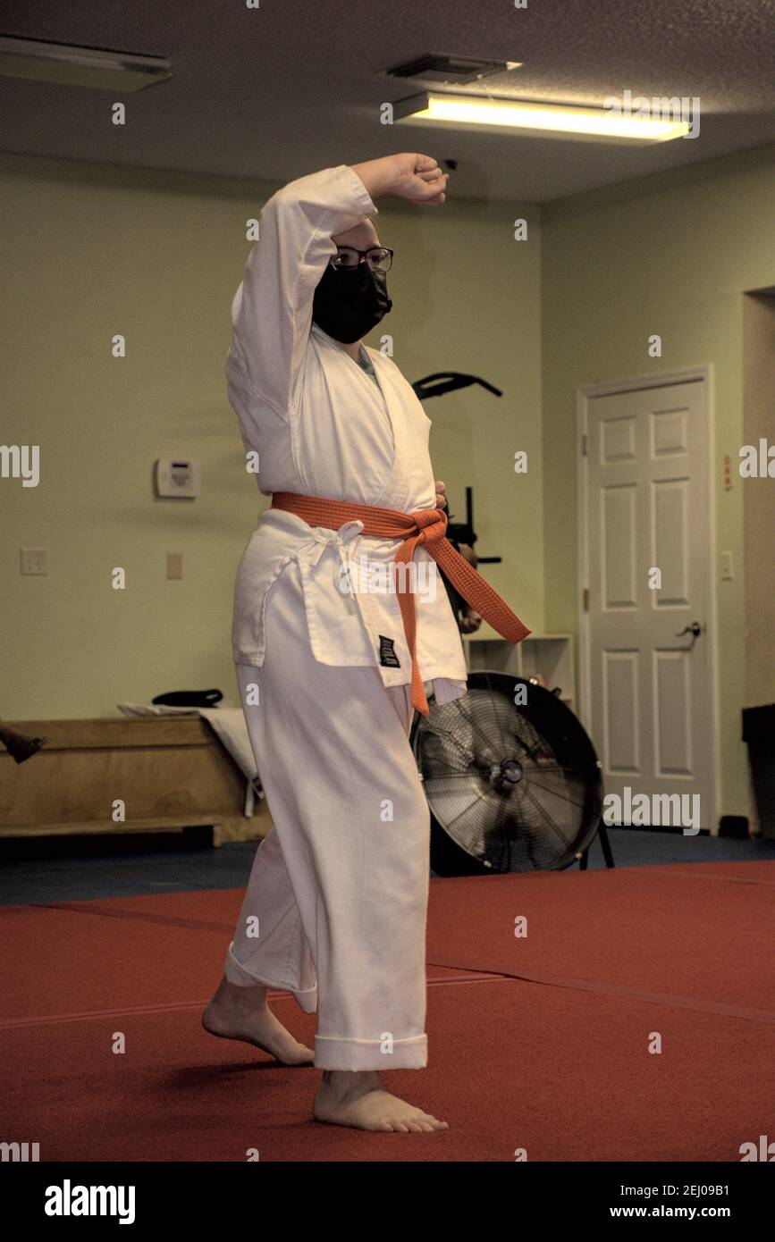 Cette action photo est de ma fille dans sa classe de karaté. Le karaté est un art martial qui met l'accent sur l'auto-discipline et d'aptitude. Banque D'Images