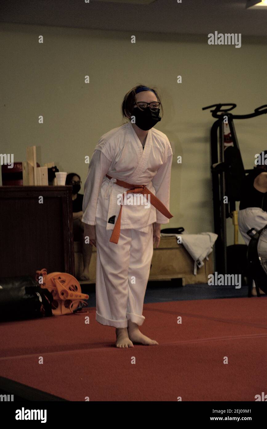 Cette action photo est de ma fille dans sa classe de karaté. Le karaté est un art martial qui met l'accent sur l'auto-discipline et d'aptitude. Banque D'Images