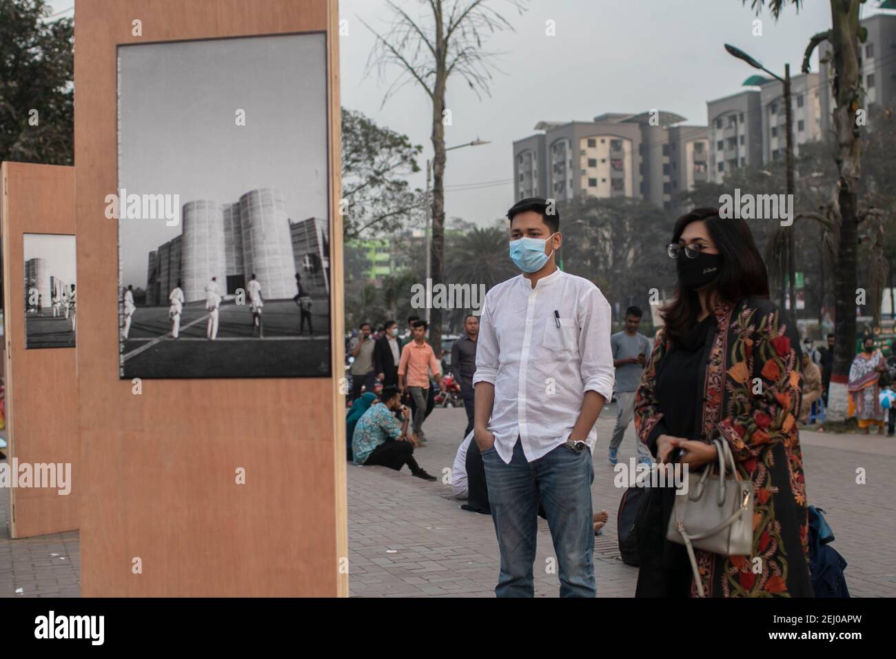 Les visiteurs sont vus regarder les photos pendant l'exposition spéciale à l'occasion du 120e anniversaire de Louis Kahn.Jatiyo Sangsad Bhaban est le bâtiment de l'Assemblée nationale du Bangladesh, situé dans la capitale Dhaka. Il a été créé par l'architecte Louis Kahn et est l'un des plus grands complexes législatifs au monde. Il abrite toutes les activités parlementaires du Bangladesh. Louis Kahn a conçu tout le complexe Jatiyo Sangsad, qui comprend des pelouses, un lac et des résidences pour les députés. A l'occasion du 120e anniversaire de Louis Kahn, architecte du NAT du Bangladesh Banque D'Images