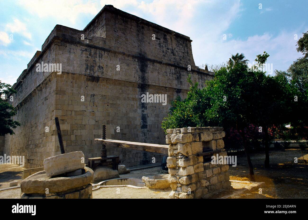 Château médiéval de Limassol Chypre et reconstruction d'une huile d'olive Presse de la période byzantine utilisée de la 7ème à Le 9ème siècle AD Banque D'Images