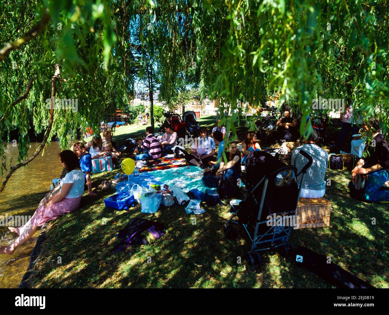Pique Nique Familial Celebrant Le Premier Anniversaire De Bebe En Angleterre Photo Stock Alamy
