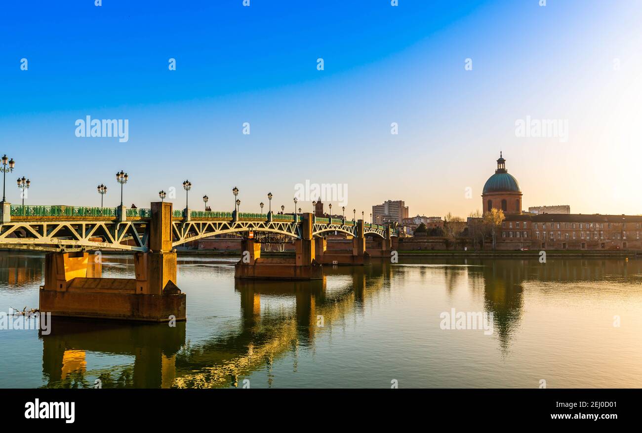 Magnifique panorama sur les rives de la Garonne au coucher du soleil, à Toulouse, en Occitanie en France Banque D'Images