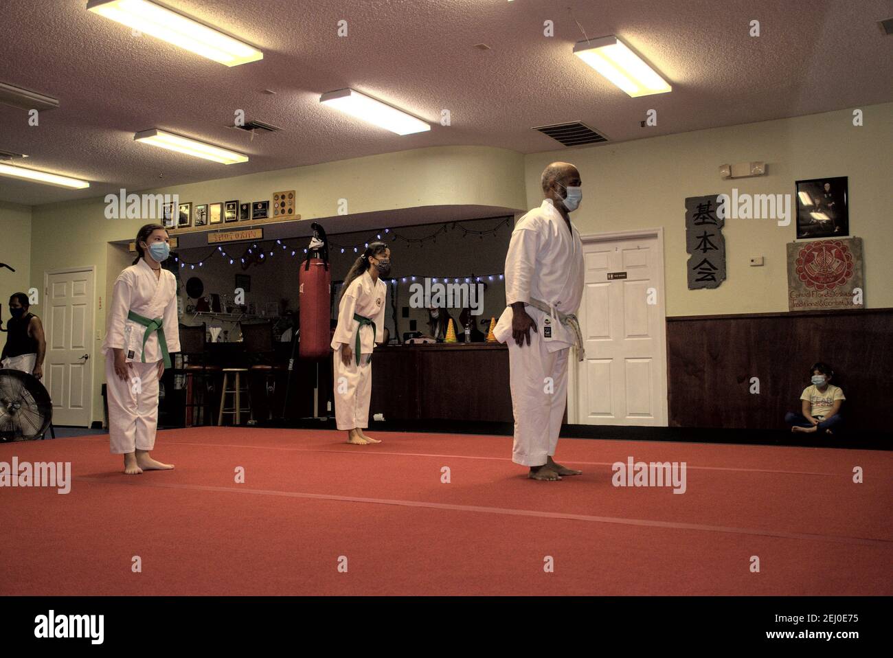 Cette photo d'action est de ma fille et de ses camarades de classe dans une classe de karaté. Karate est un sport physiquement et mentalement stimulant qui renforce l'agilité. Banque D'Images