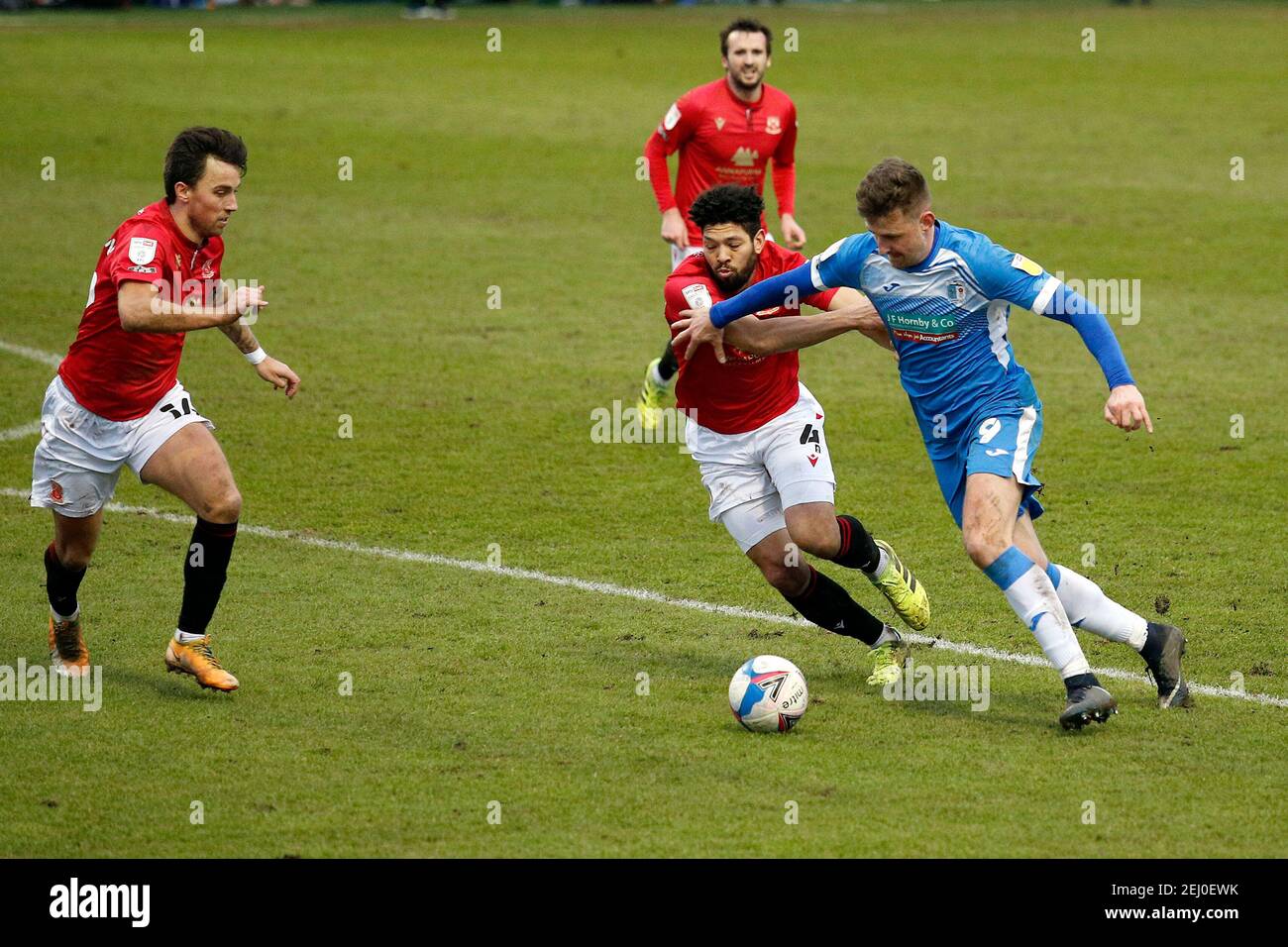 BARROW IN FURNESS, ANGLETERRE; 20 FÉVRIER: Trows Scott Quigley bataille avec Morecambes Nathaniel Knight-Percival lors du match Sky Bet League 2 entre Barrow et Morecambe à Holker Street, Barrow-in-Furness le samedi 20 février 2021. (Credit: Chris Donnelly | MI News) Credit: MI News & Sport /Alay Live News Banque D'Images