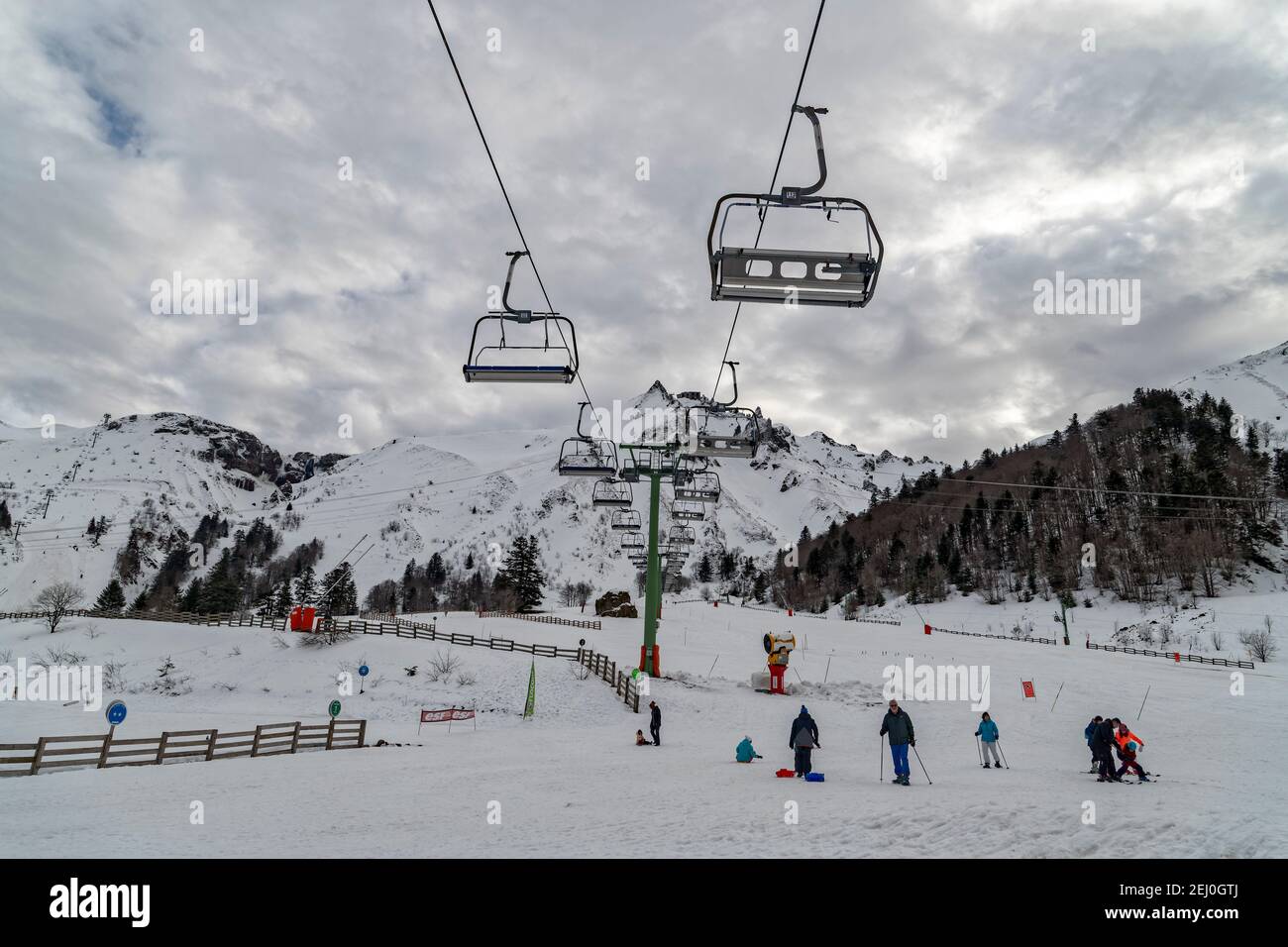 Le Mont-Dore, France. 15 février 2021. La station de Mont-Dore offre un large choix de pistes pour tous les niveaux. Banque D'Images