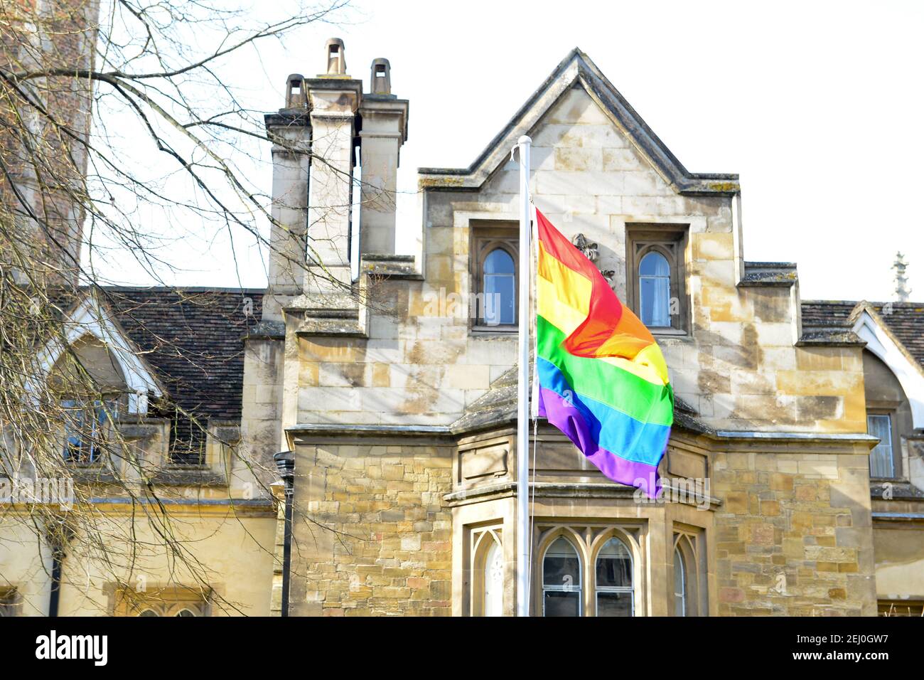 Cambridge, Royaume-Uni, 13-02-2021. Le drapeau LGBT vole à l'extérieur de Trinity College à Cambridge, le mois de l'histoire LGBTQ célèbre les vies et les réalisations de la lesb Banque D'Images