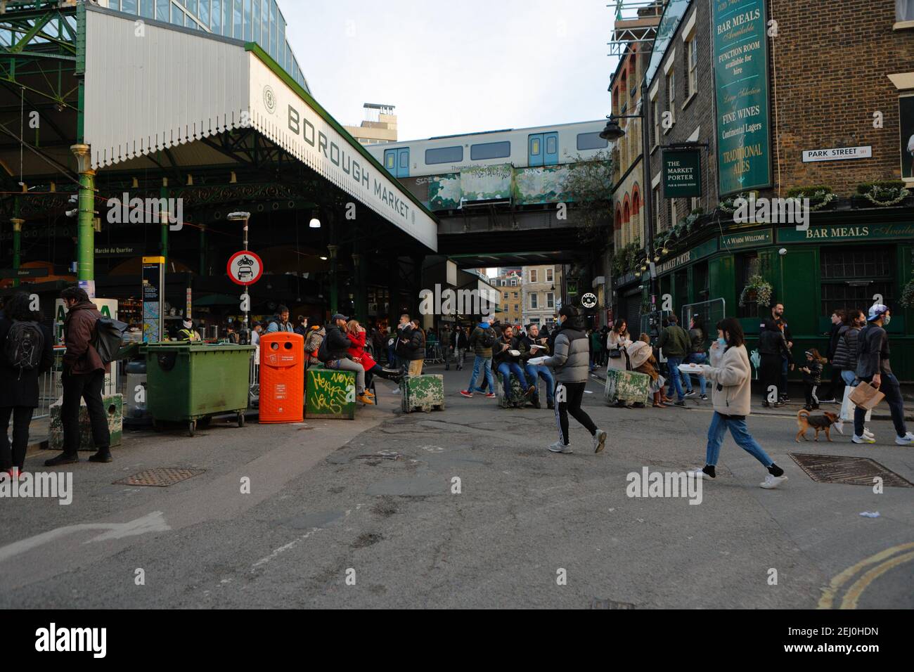 Londres (Royaume-Uni) : des foules se rassemblent sur le marché de Borough Market des capitales lors du troisième confinement national du pays. Banque D'Images