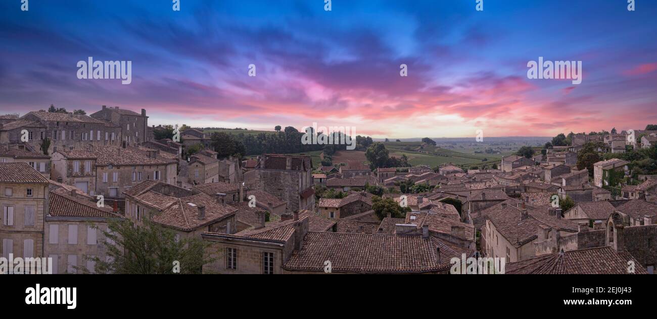 Vue panoramique sur les toits de Saint-Émilion, dans un ciel spectaculaire, avec espace pour le photocopie Banque D'Images