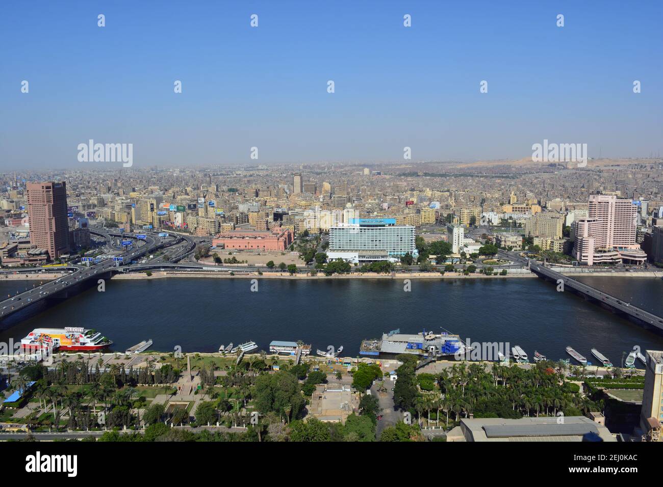 Vue aérienne du Caire Egypte paysage urbain, vue panoramique du Caire et des gratte-ciels, le Nil de l'Egypte courant sur toute la surface du Caire, le Caire surpeuplé Egypte Banque D'Images