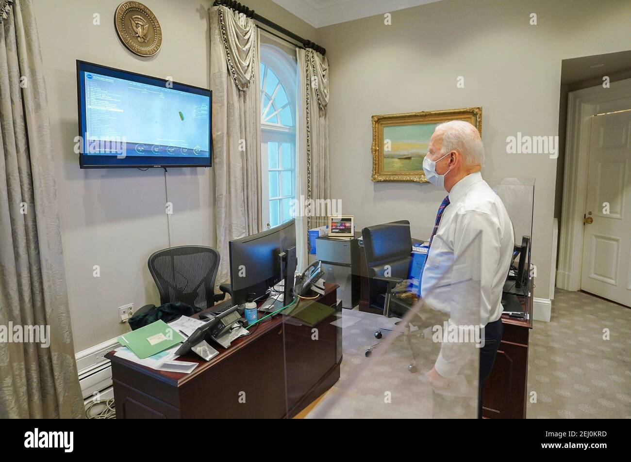 Le président américain Joe Biden regarde la diffusion de la NASA persévérance Mars rover atterrissage sur la surface de la planète Rouge à partir du Bureau ovale extérieur de la Maison Blanche le 18 février 2021 à Washington, D.C. Banque D'Images
