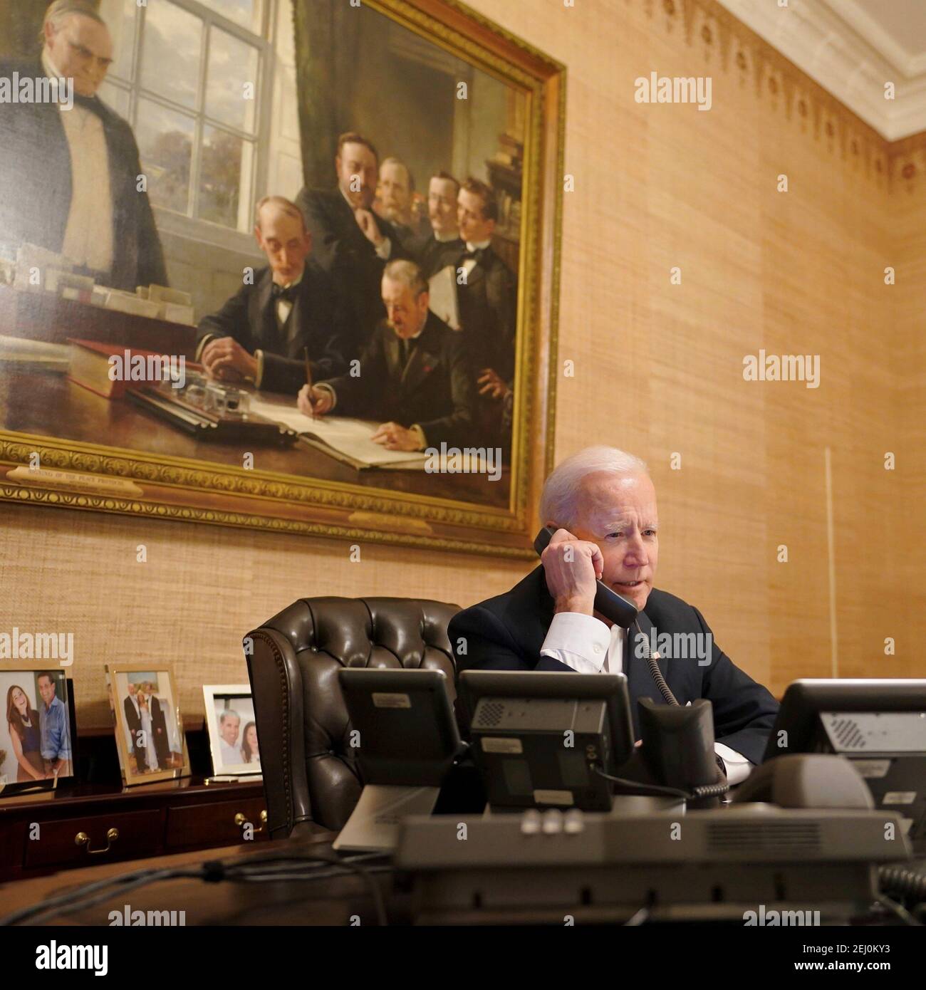 Le président américain Joe Biden tient un appel avec le gouverneur du Texas Greg Abbott pour discuter de la grave tempête d'hiver qui a paralysé le stat de la Maison Blanche le 18 février 2021 à Washington, D.C. Banque D'Images