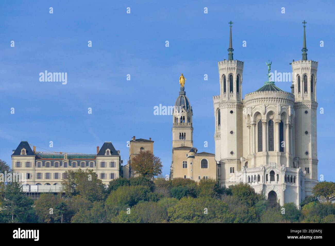 Depuis la fin du XIXe siècle, la basilique notre-Dame de Fourvière domine la ville de Lyon depuis le sommet de la colline de Fourvière. Banque D'Images