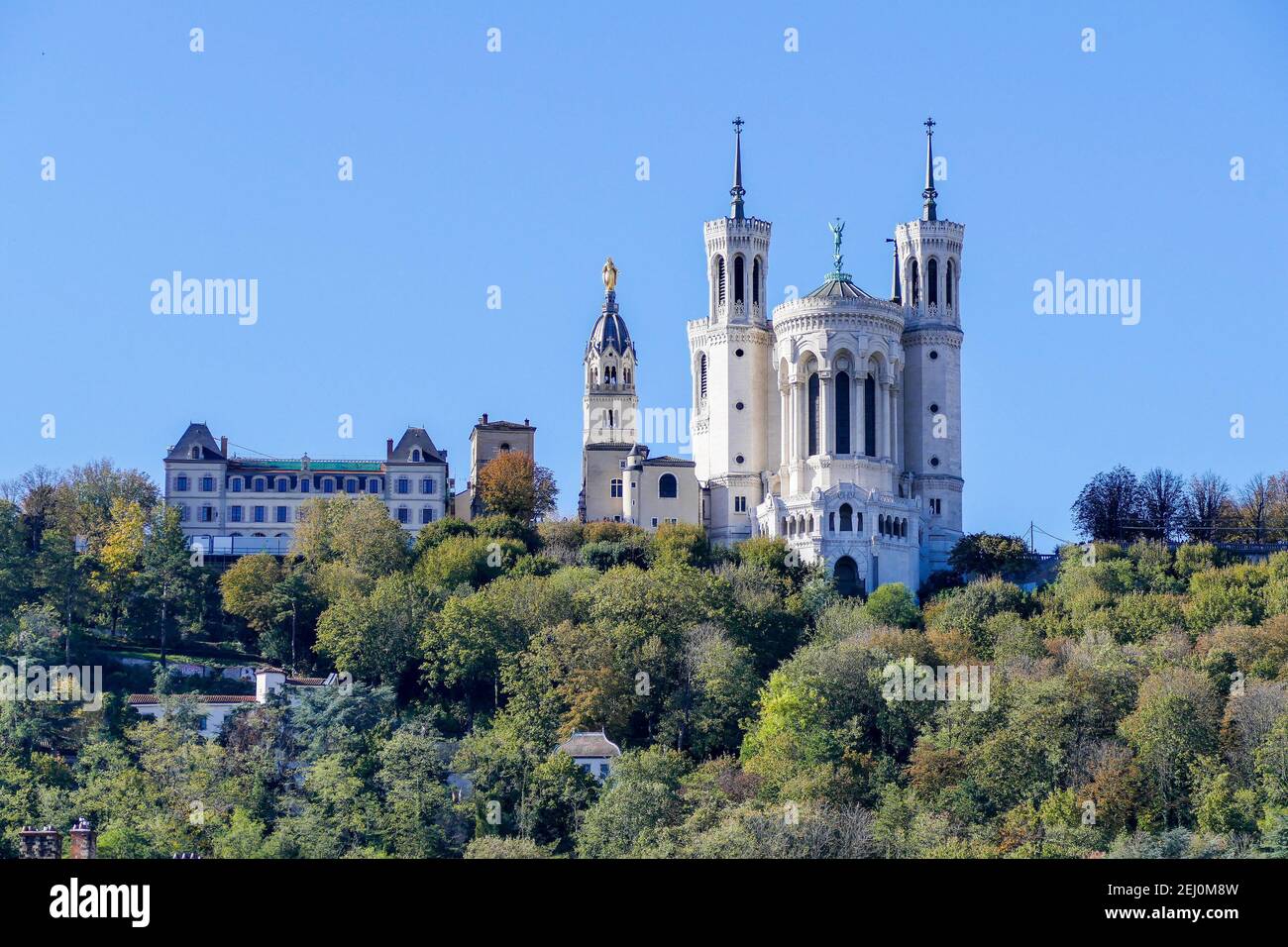 Depuis la fin du XIXe siècle, la basilique notre-Dame de Fourvière domine la ville de Lyon depuis le sommet de la colline de Fourvière. Banque D'Images