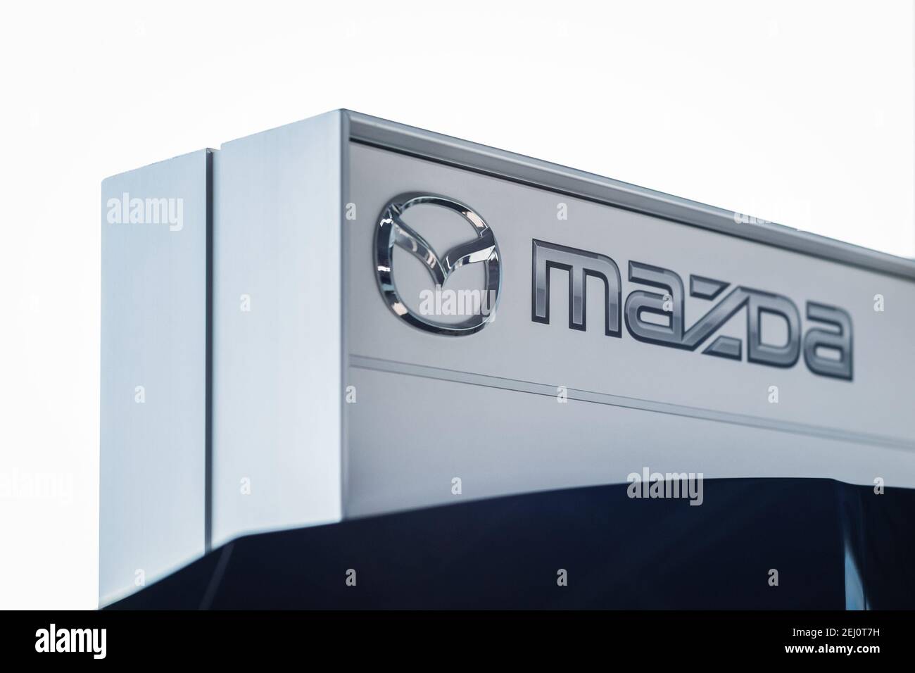 Logo Mazda sur le stand de la salle d'exposition, Moscou, février 2021 Banque D'Images