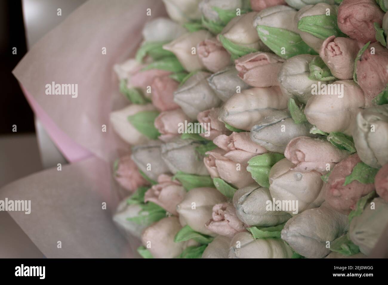Bouquet de Zephyr. Les tulipes de guimauve sont récoltées dans un bouquet et enveloppées dans du papier. Banque D'Images