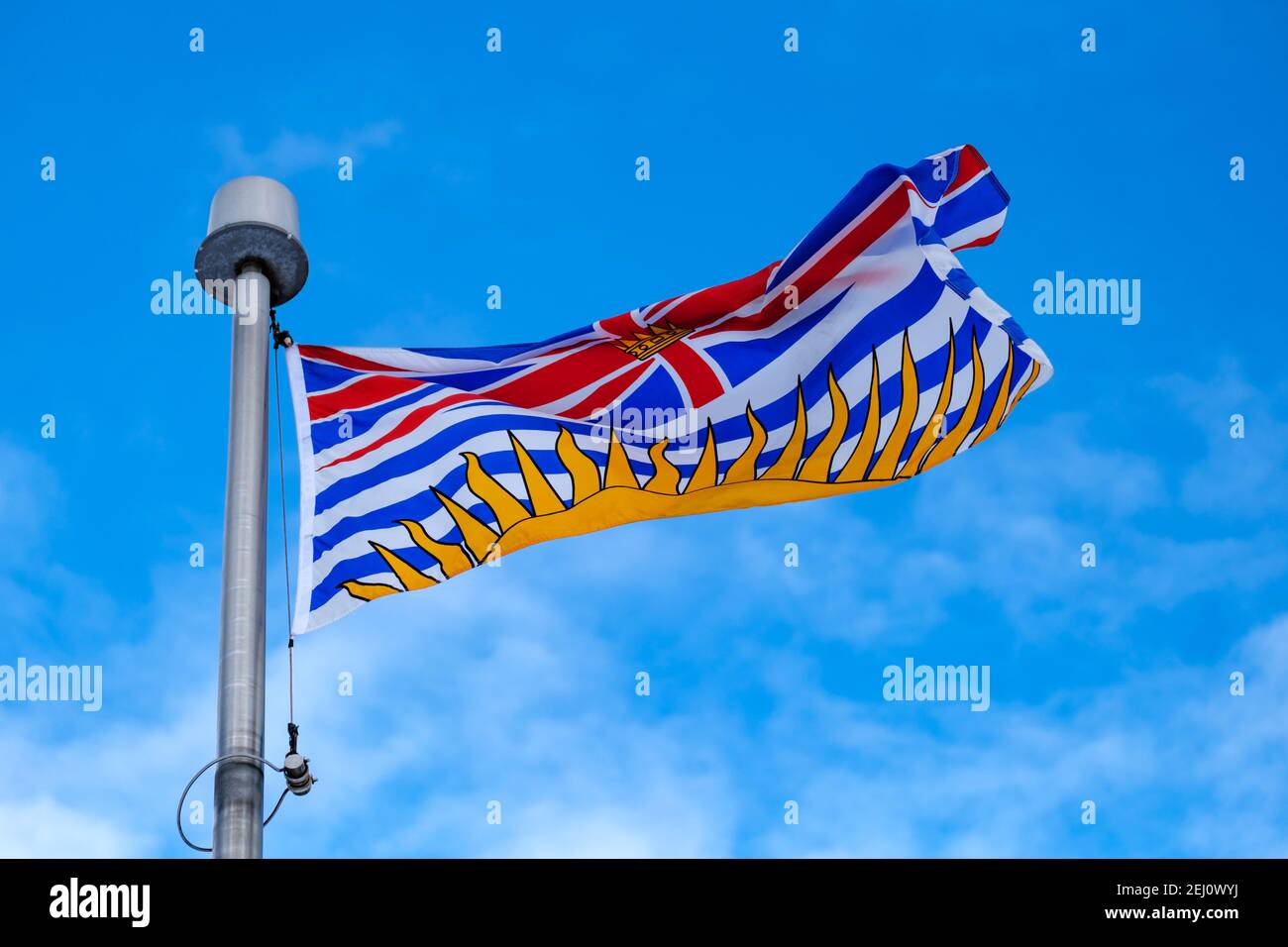 Vue à angle bas du drapeau de la province canadienne de la Colombie-Britannique (C.-B.) sur un mât. Banque D'Images