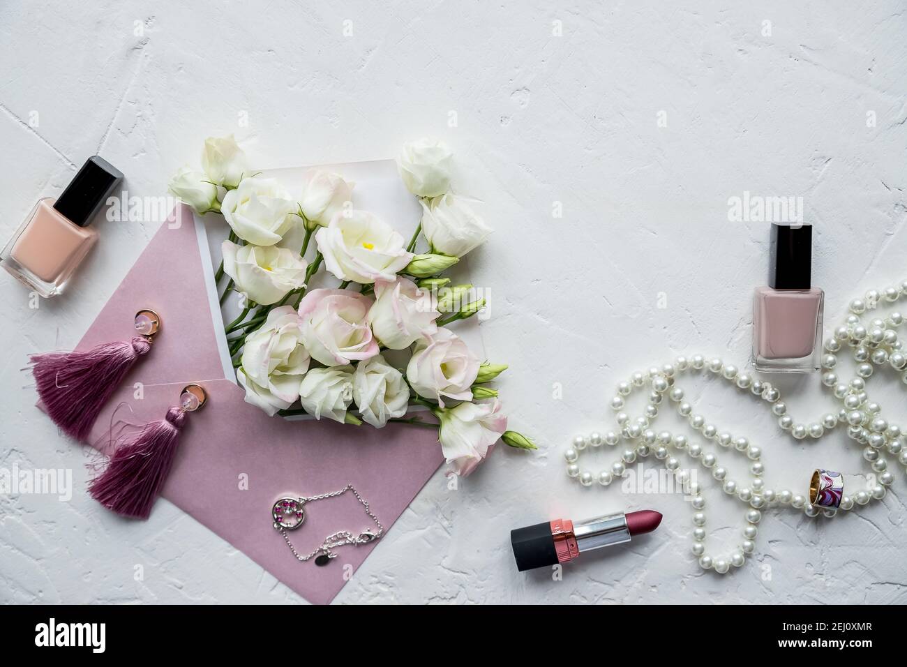 Luxe romantique fond: Fleurs blanches, collier de perles, parfum, carte de  voeux sur blanc.accessoires et fleurs. Achat en ligne ou concept de  rencontres Photo Stock - Alamy