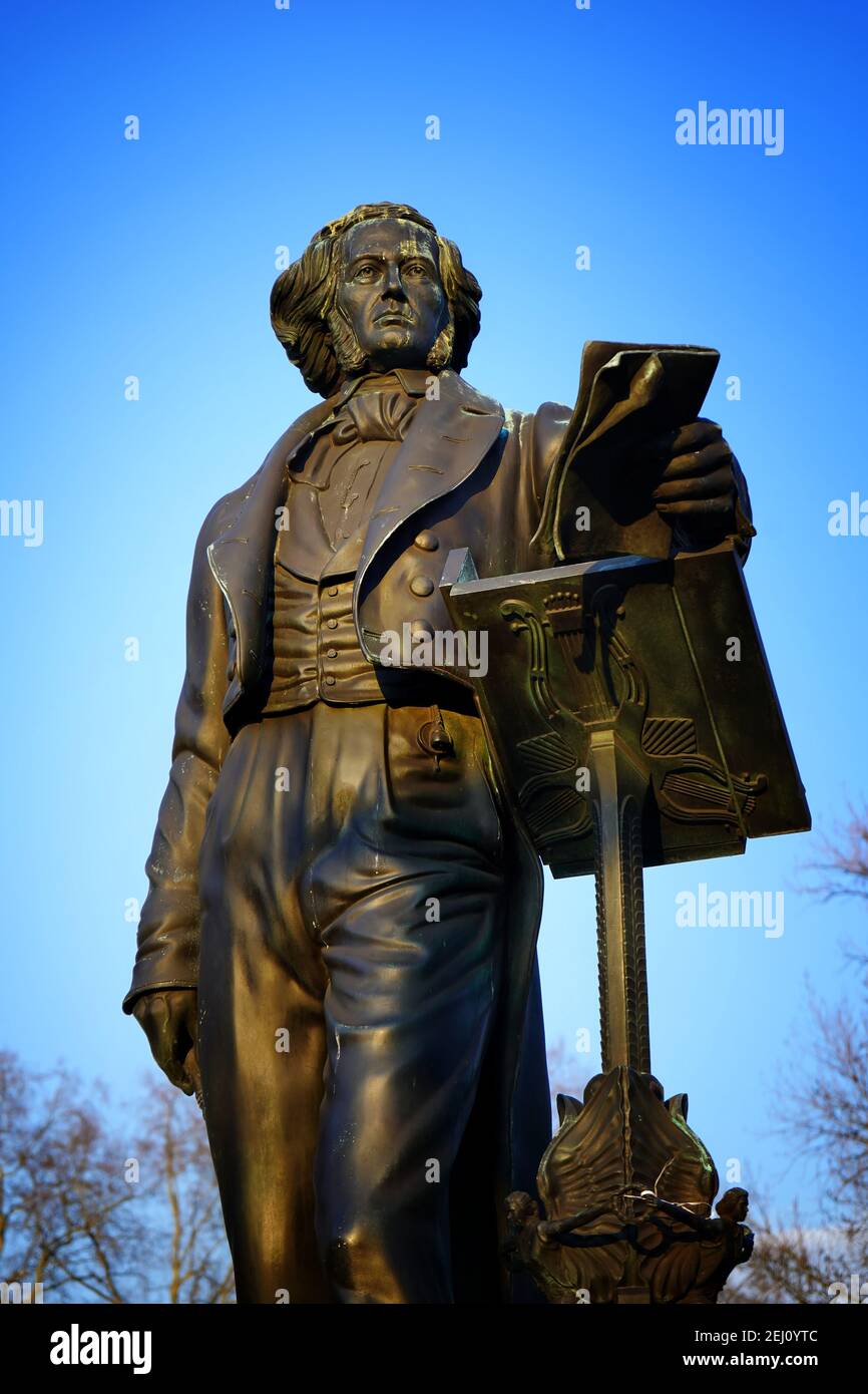 Statue de bronze du compositeur Felix Mendelssohn Bartholdy, directeur musical de Düsseldorf de 1833 à 1835. Emplacement : près de l'opéra. Banque D'Images