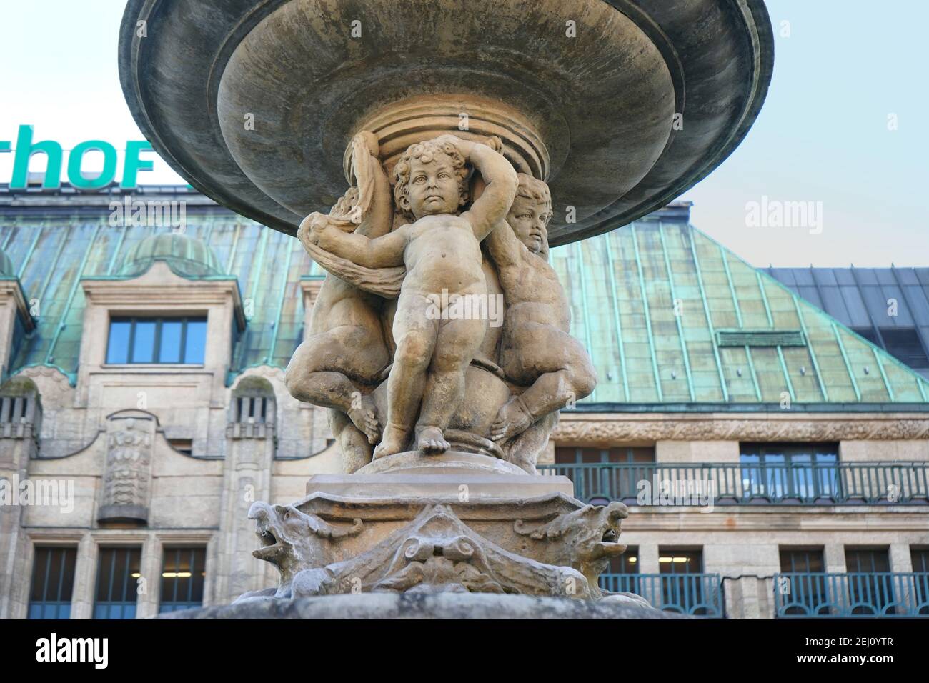 Le néo-baroque Corneliusbrunnen à Corneliusplatz, érigé en 1882 par le sculpteur Leo Müsch, devant le grand magasin Kaufhof. Banque D'Images