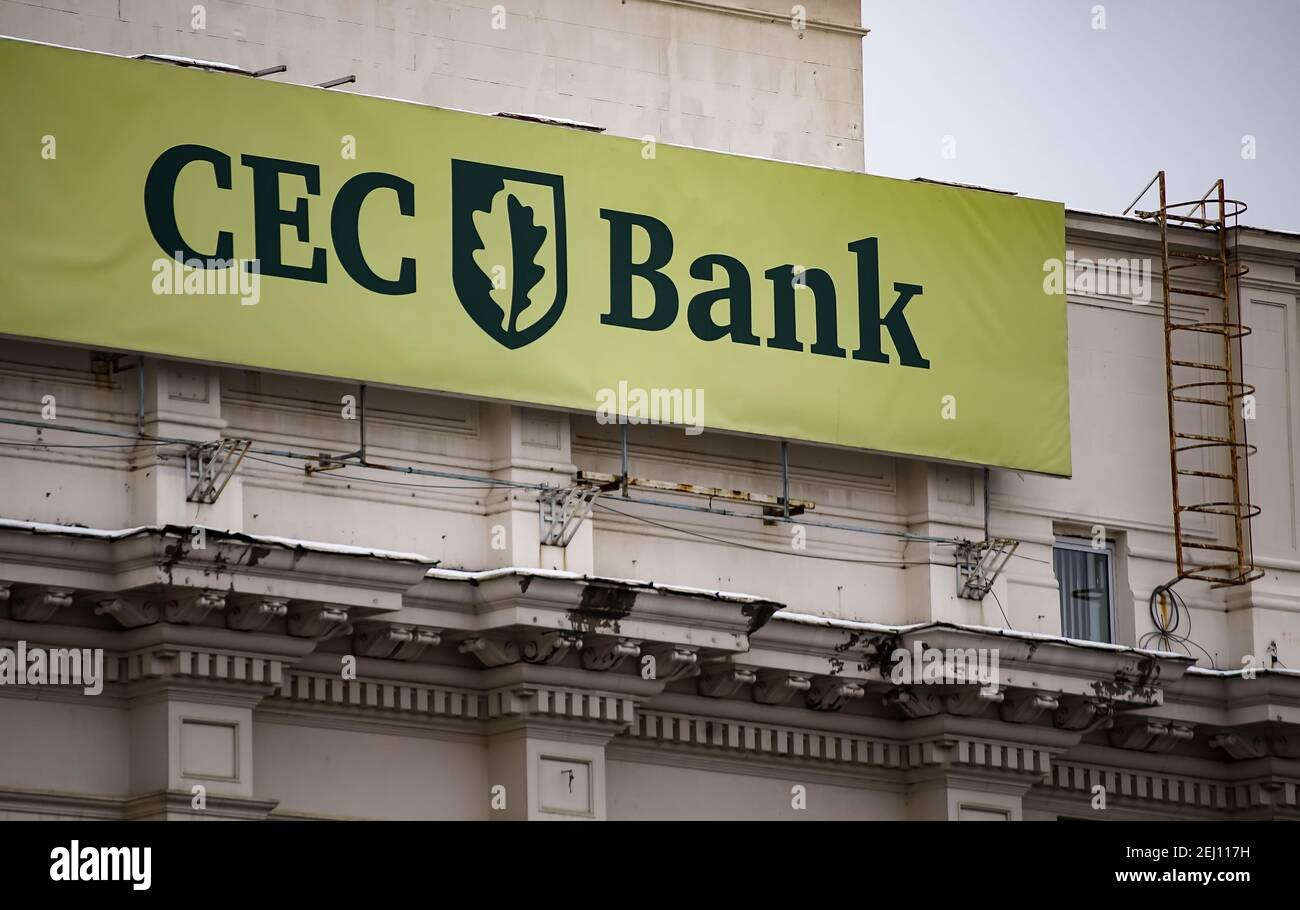 Bucarest, Roumanie - 13 janvier 2021 : le logo de la CEC Bank est visible sur le dessus d'un bâtiment de l'avenue Victory à Bucarest, Roumanie. Banque D'Images