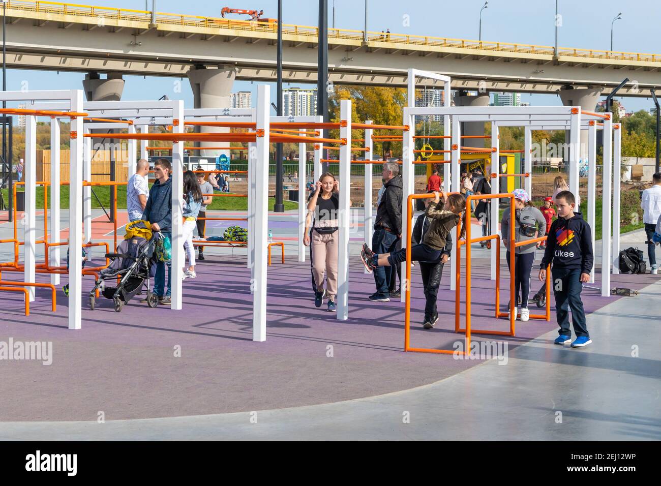 Kazan, Russie-26 septembre 2020 : adultes et enfants s'entraînent dans le parc sur l'aire d'entraînement Banque D'Images