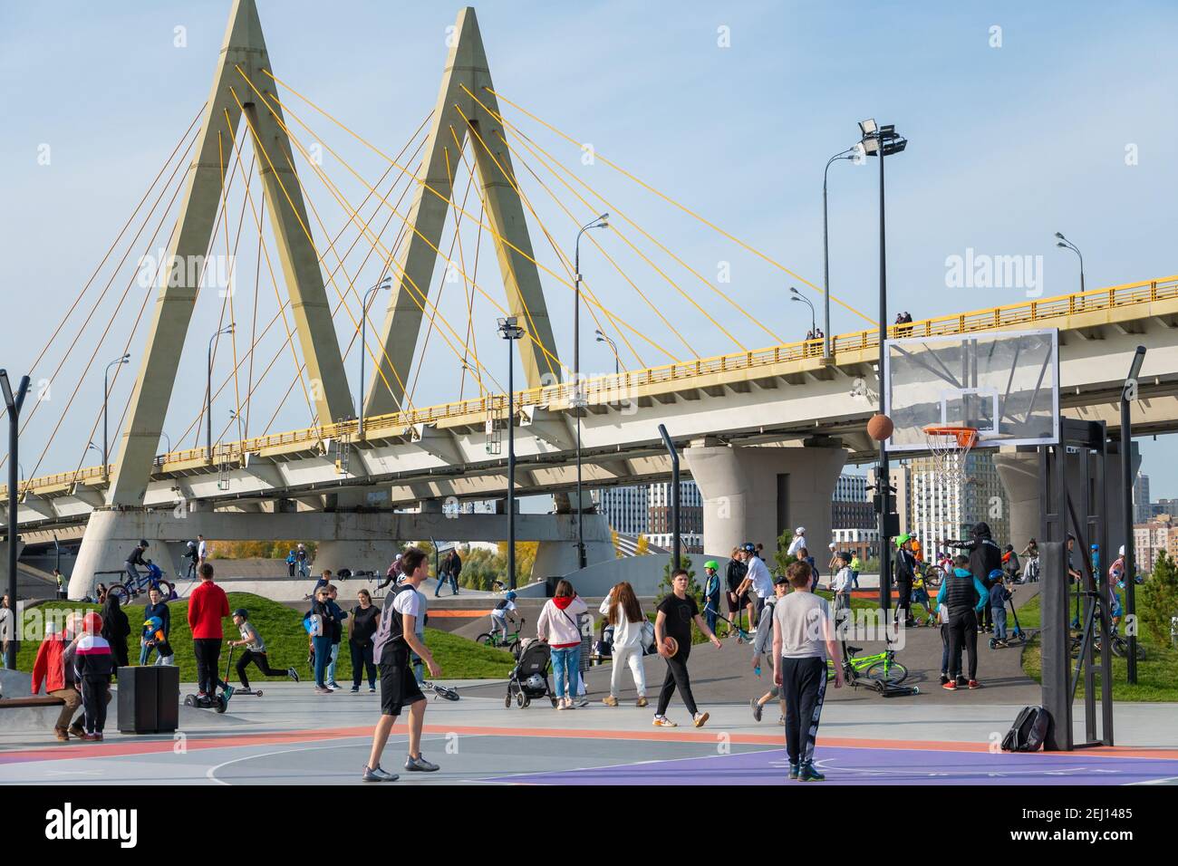 Kazan, Russie-26 septembre 2020 : dans le parc de la ville sur le remblai, les jeunes jouent au basket-ball, les résidents marchent, les enfants et les adolescents font la course sur sco Banque D'Images