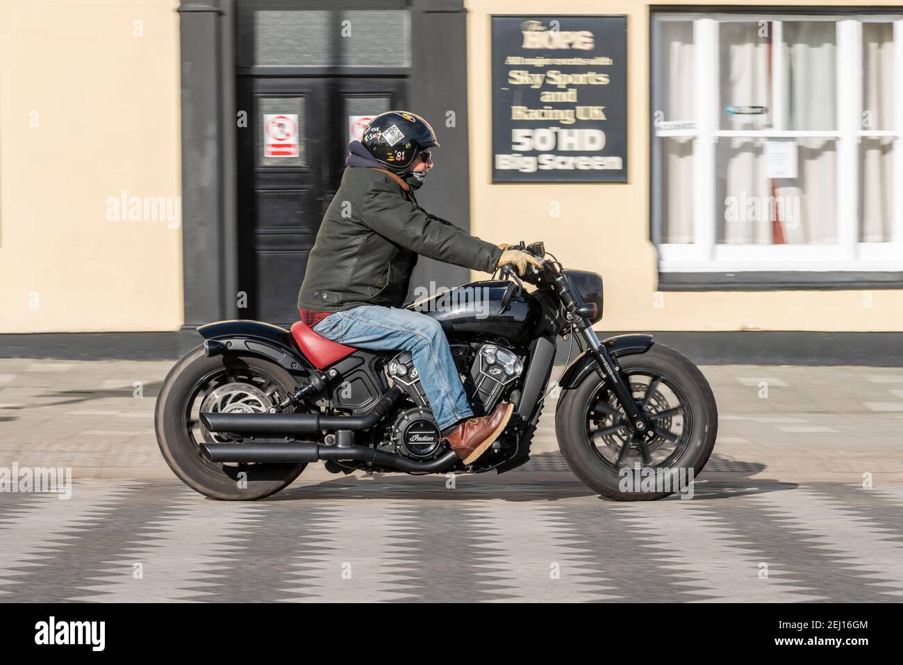 Une moto scoute indienne passe devant un pub fermé lors de la Marine Parade lors d'une chaude journée d'hiver ensoleillée à Southend on Sea, Essex, Royaume-Uni, pendant le confinement de la COVID 19 Banque D'Images