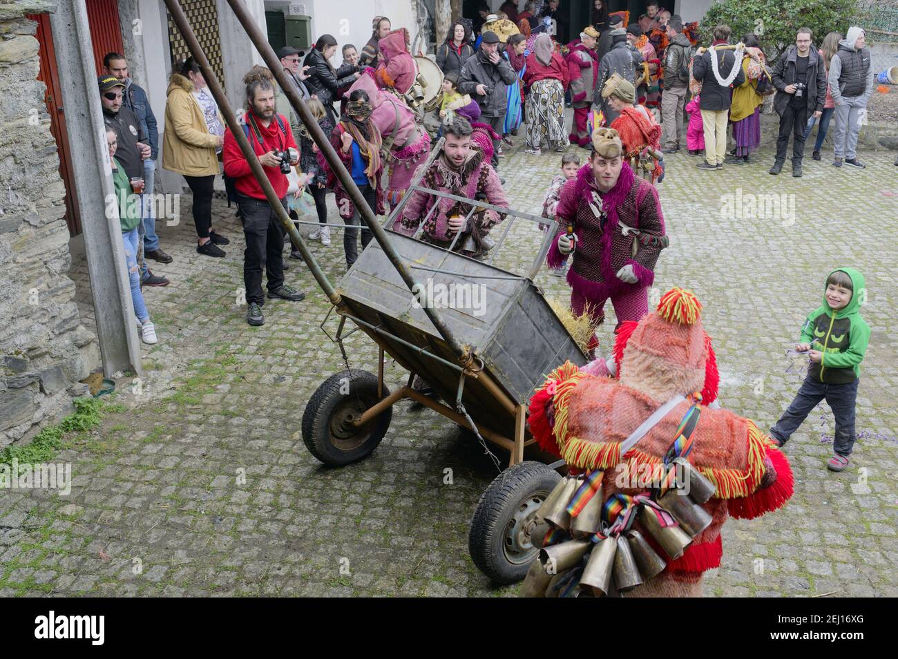 Les festivités de l'Entrudo (ou Shrovetide) à Vila Boa (petit village de la région Portugal de Trás-OS-Montes), une fête traditionnelle du carnaval qui date Banque D'Images