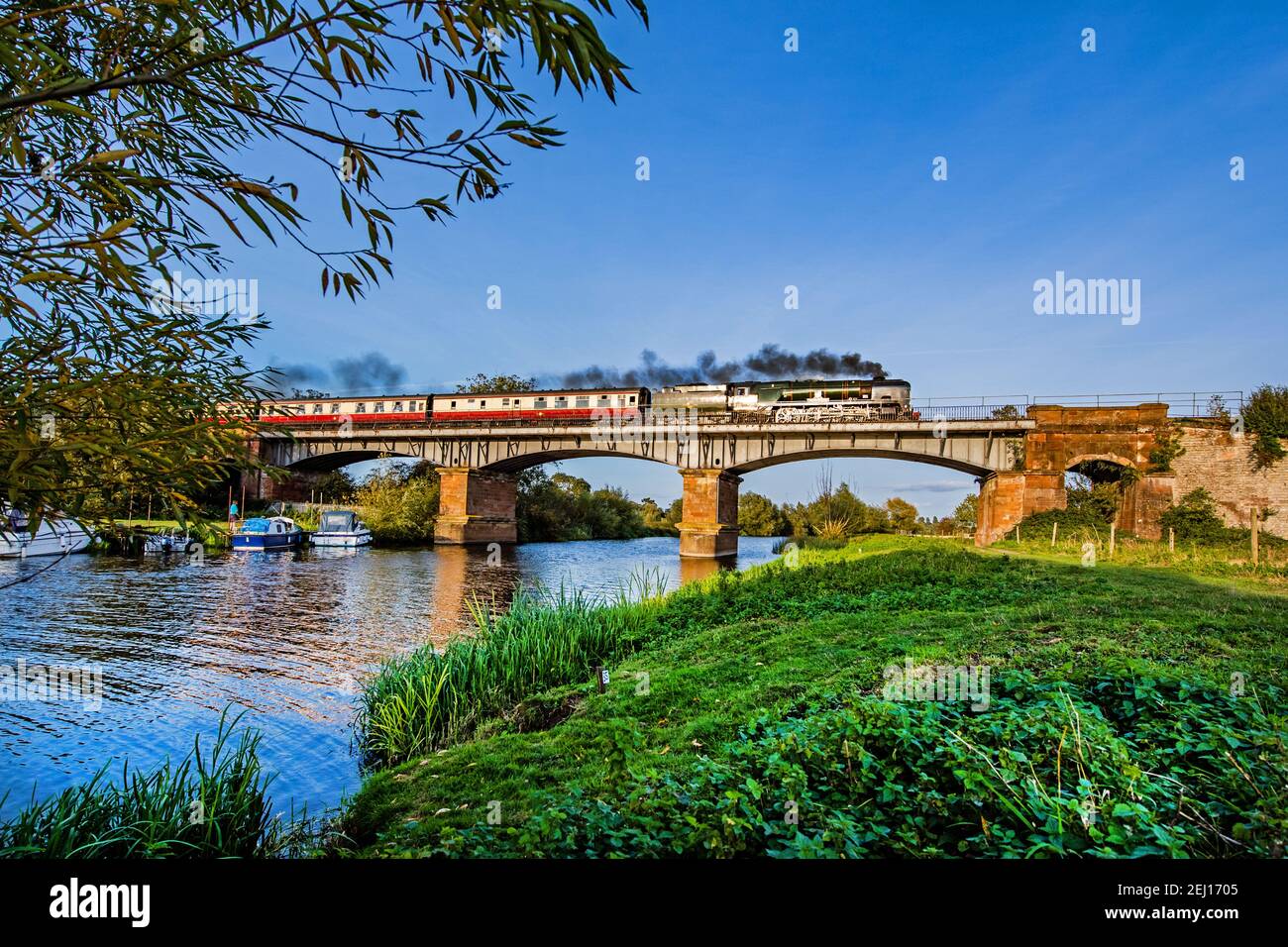 34046 « Braunberg » traverse l'Avon à Eckington Bridge, dans le Worcestershire, avec une excursion en train de Saphos entre Worcester Shrub Hill et London Paddington. Banque D'Images