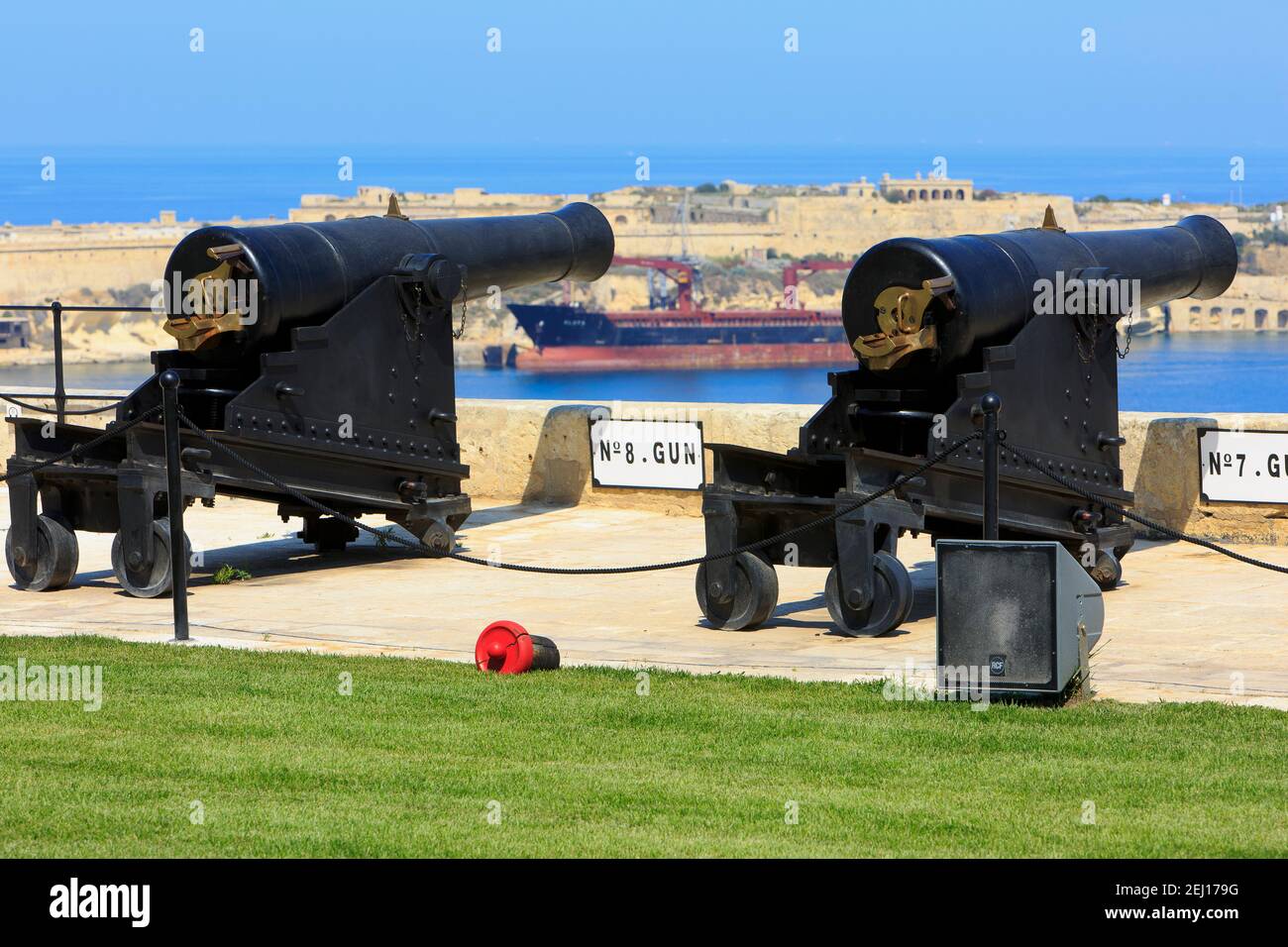 Deux canons SBBL 32-Pounder à la batterie de salut des Jardins supérieurs de Barrakka à la Valette, Malte Banque D'Images